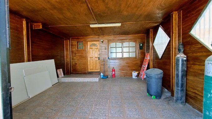 Antejardin techado y cerrado