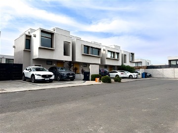 Arriendo Mensual / Casa / Colina