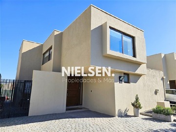Arriendo Mensual / Casa / Colina