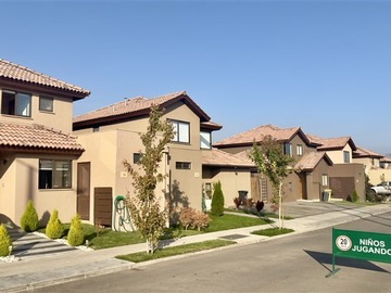Arriendo Mensual / Casa / Colina
