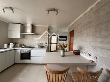 Arriendo Mensual / Casa / Colina