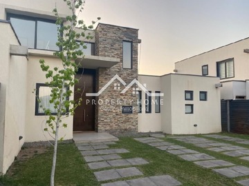 Arriendo Mensual / Casa / Colina