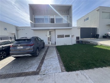 Arriendo Mensual / Casa / Colina