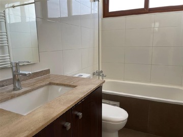 Arriendo Mensual / Casa / Colina