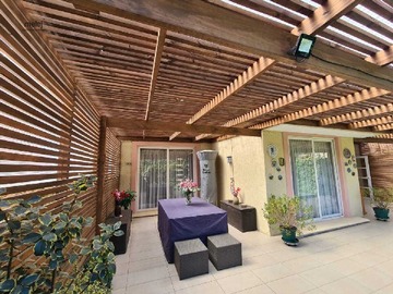 Terraza techada muy cómoda