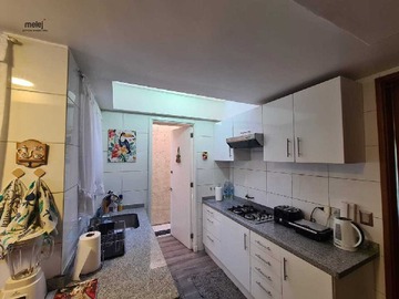 Cocina completamente equipada con cubierta de granito