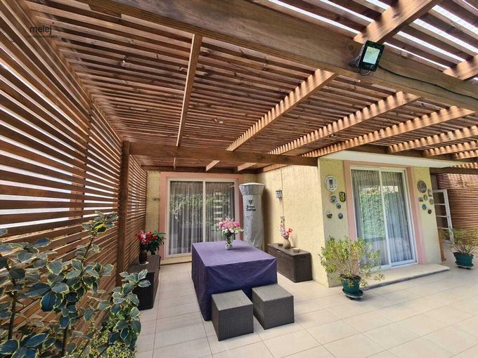 Terraza techada muy cómoda