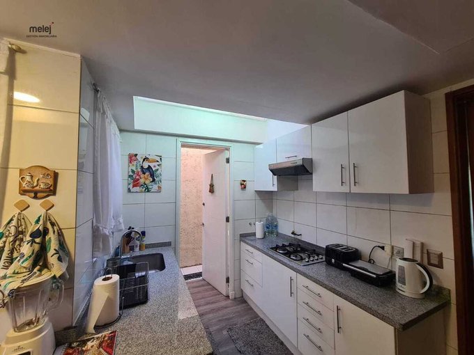 Cocina completamente equipada con cubierta de granito
