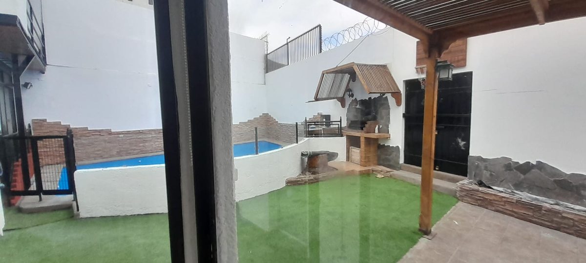 Patio, asadera y piscina