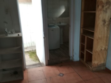 vista desde dormitorio a patio trasera y baño