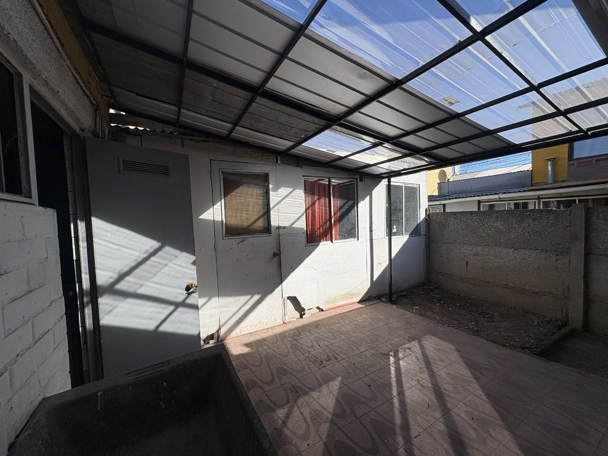 patio vista al costado, hacia la bodega