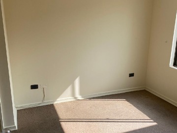 Imágen muestra dormitorio principal con baño en suite
