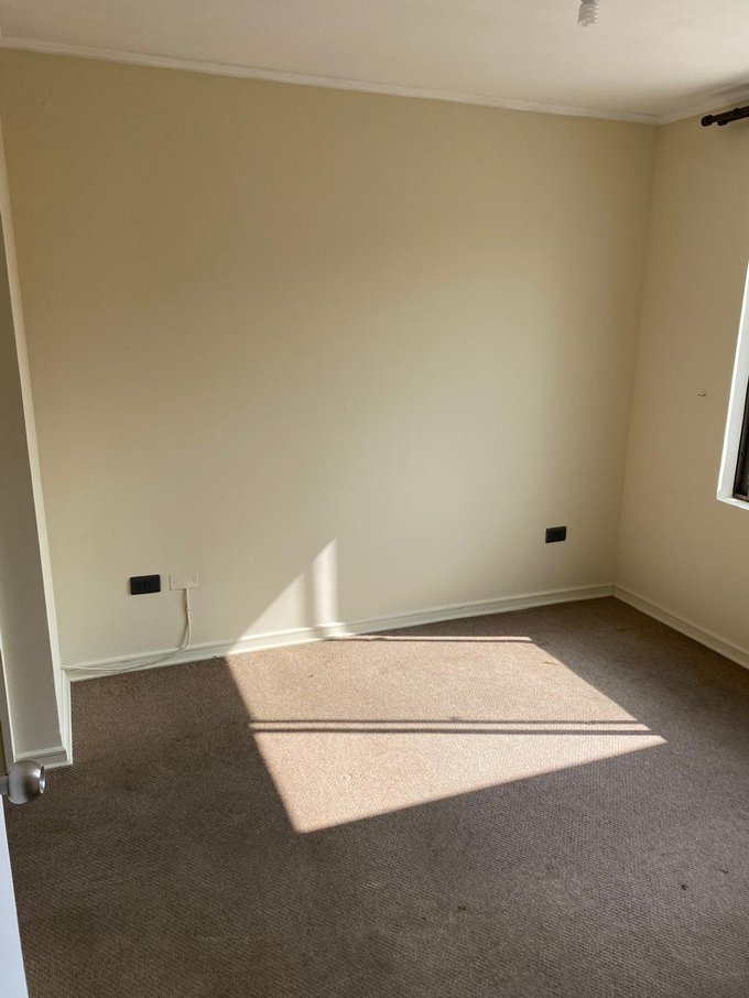 Imágen muestra dormitorio principal con baño en suite