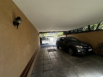 Estacionamiento interior con portón automático