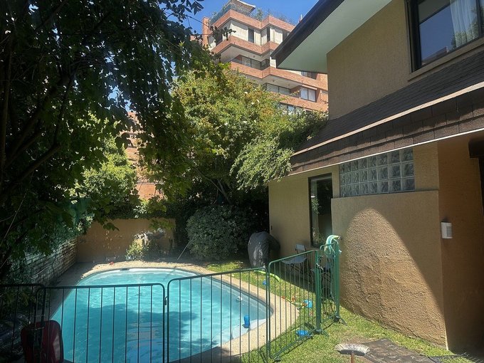 Piscina y fachada lateral