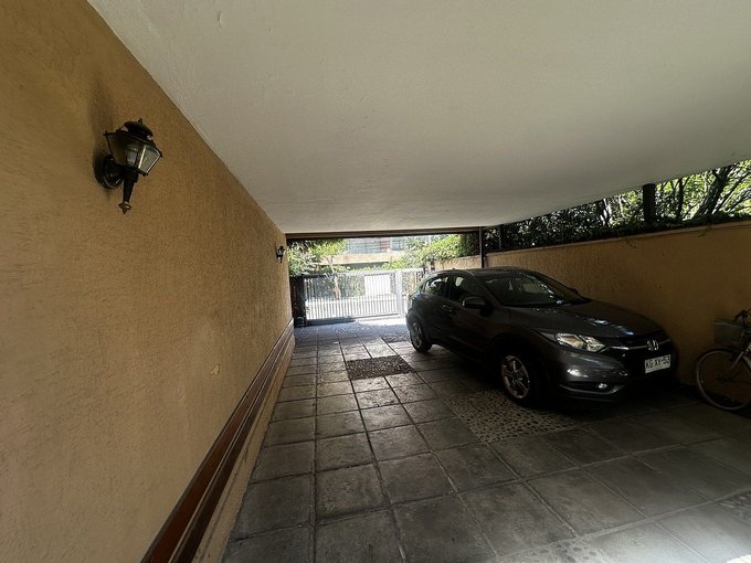 Estacionamiento interior con portón automático