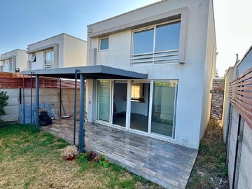 Patio trasero y fachada trasera