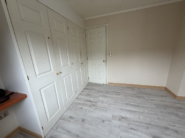 dormitorio con closet y escritorio