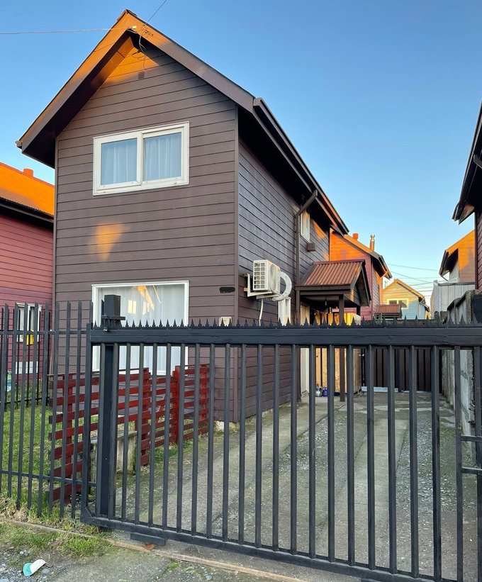 Frontis de la casa y estacionamiento