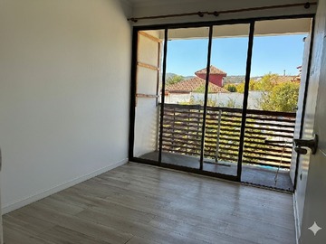 habitación chica con balcón y closet