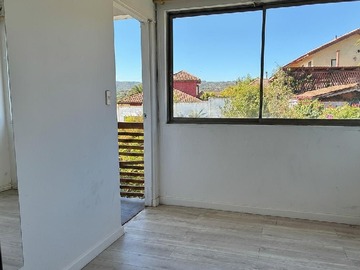 habitación chica acceso balcón