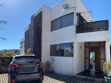 Entrada y estacionamiento