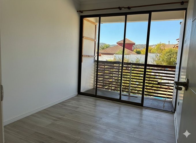 habitación chica con balcón y closet