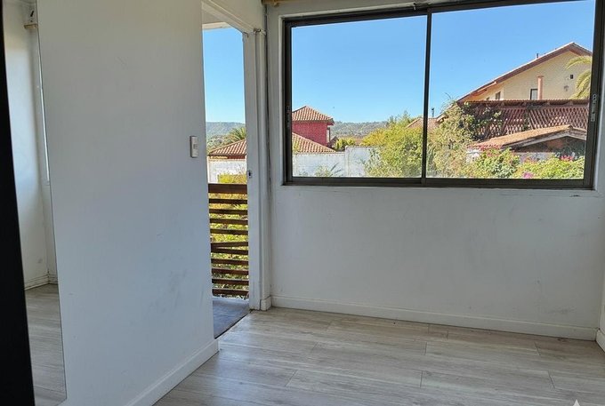 habitación chica acceso balcón