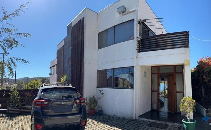 Entrada y estacionamiento