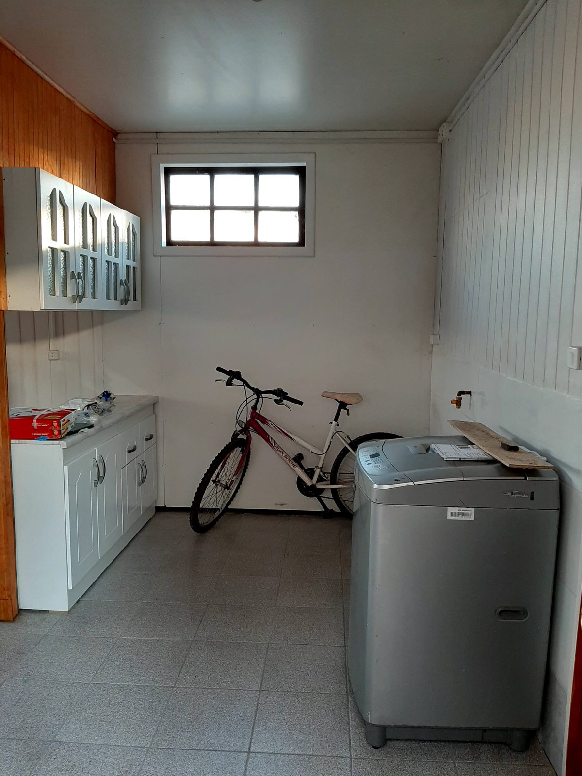 Cocina integrada, conexión lavadora en el baño