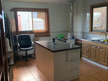 Cocina con isla y muebles