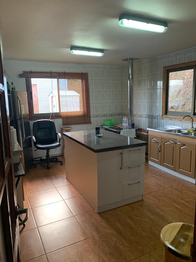 Cocina con isla y muebles