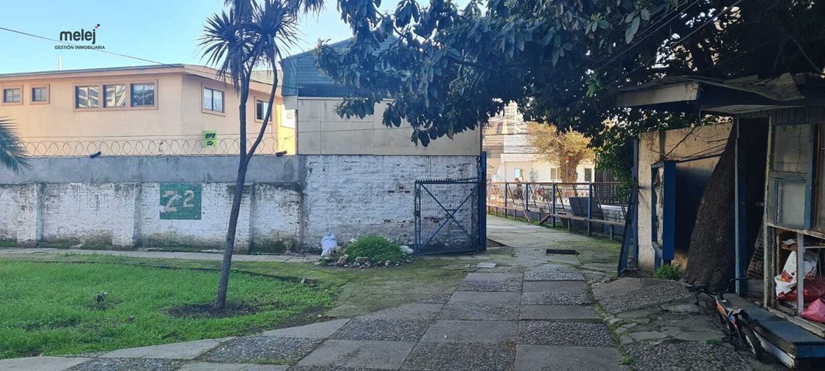 Entrada a la propiedad  al final se aprecia estacionamientos