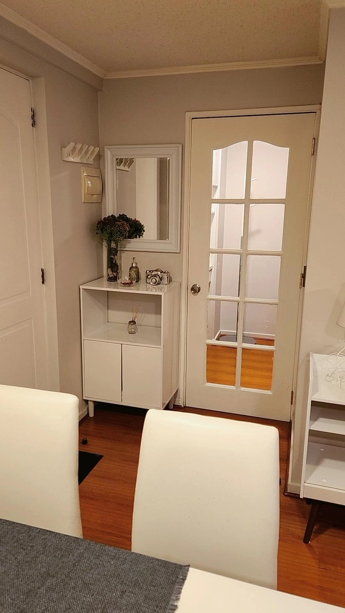 Vista Acceso, separacion de sala de estar con dormitorios
