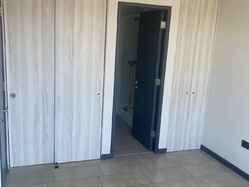 dormitorio con baño