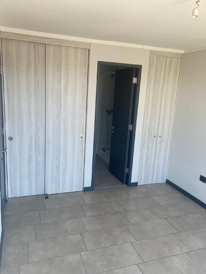 dormitorio con baño