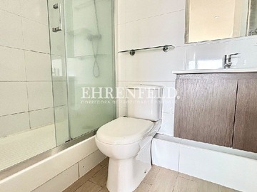 Baño con shower door en suite.