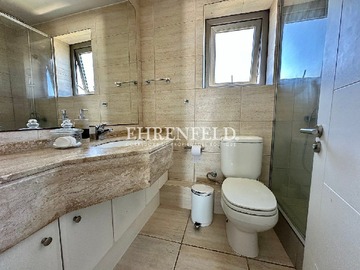 Baño que comparten los dormitorios 2 y 3, con ventana.