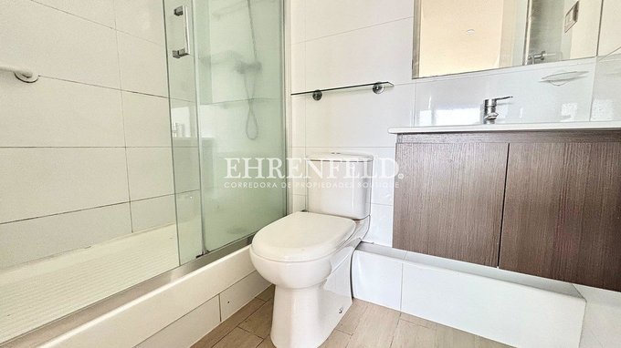 Baño con shower door en suite.