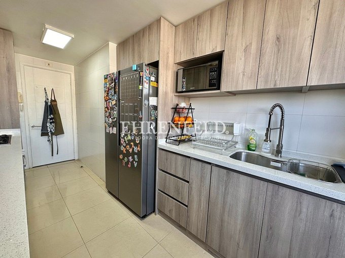 Espacio para refrigerador de 2 puertas.