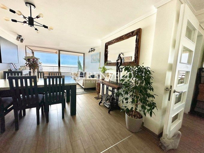 Puerta divisoria hacia los dormitorios.