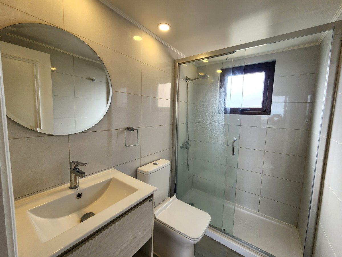 Baño dormitorio principal.