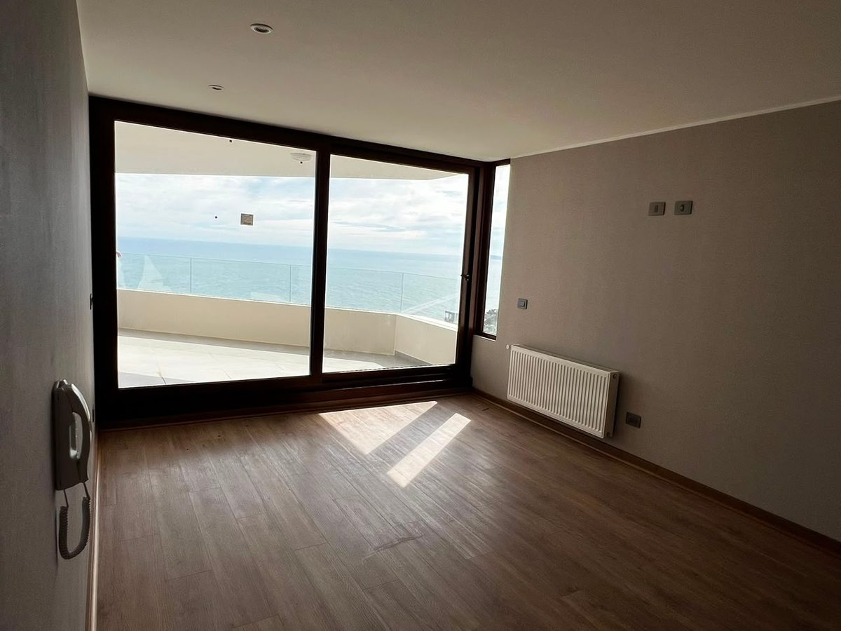 living comedor con vista y acceso a terraza