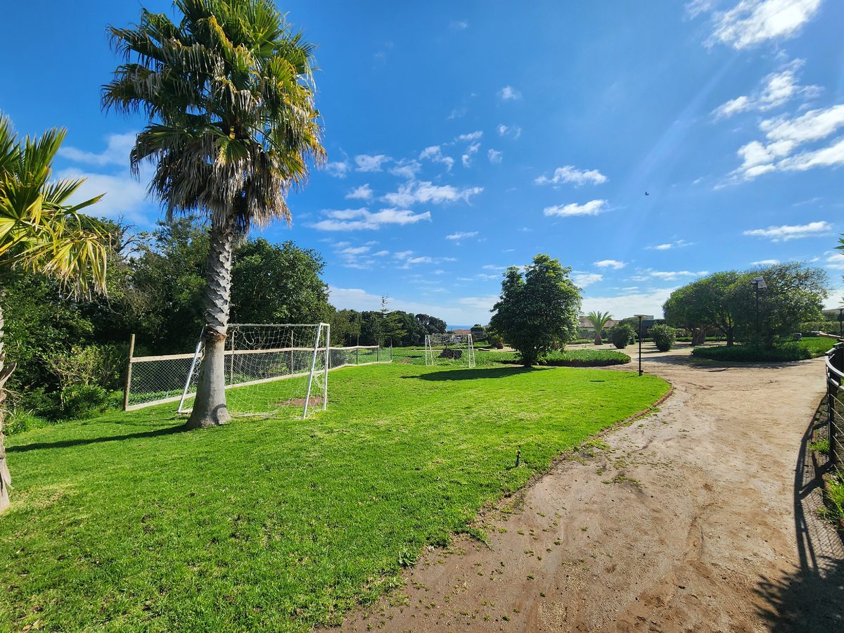 Áreas verdes y zona de juegos.