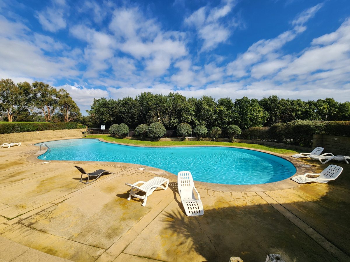 Piscina - áreas verdes.