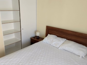 Dormitorio principal con cama matrimonial
