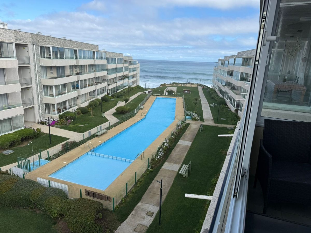 Vista despejada al mar y piscina central
