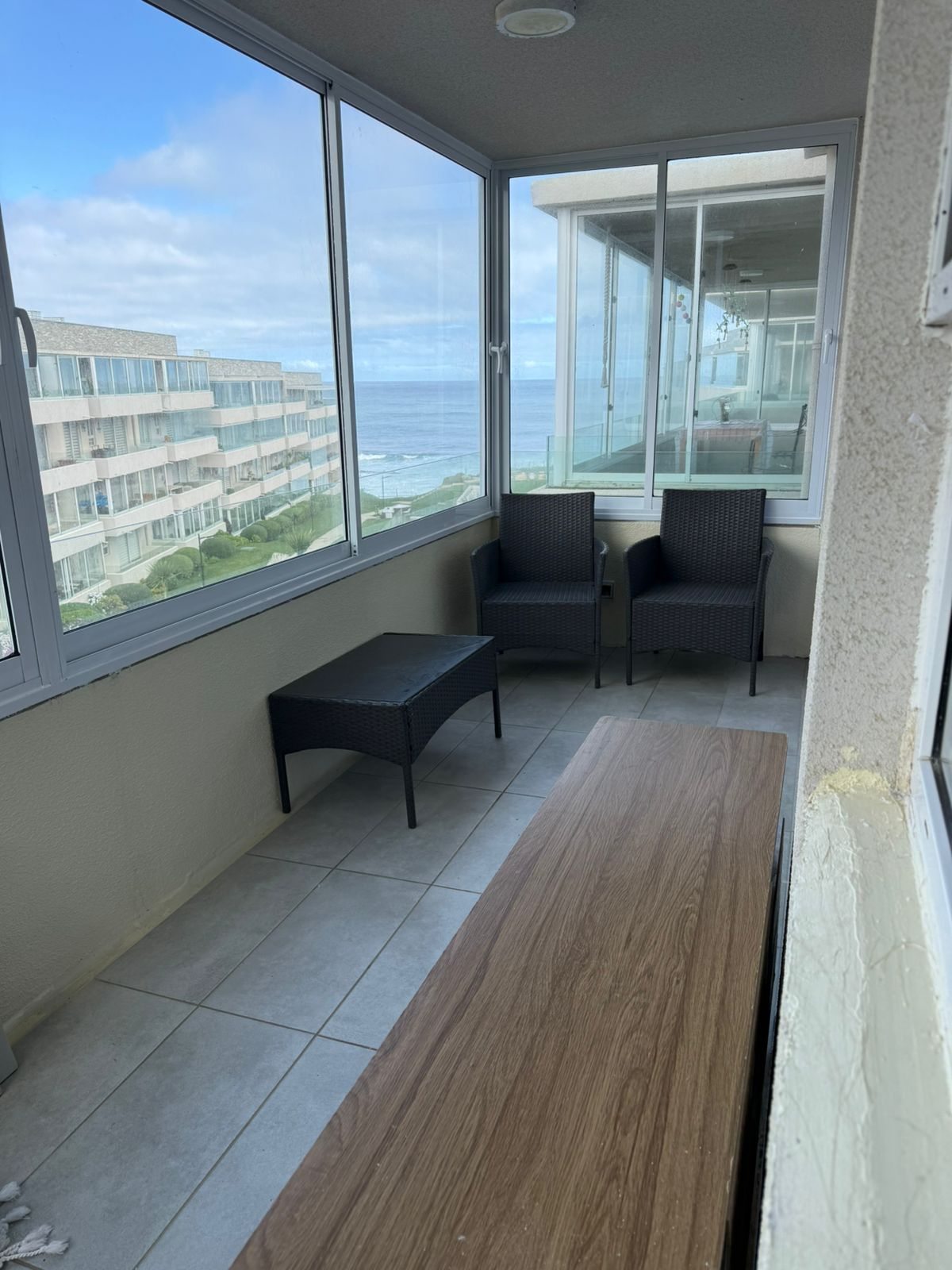 Amplia terraza cerrada con ventanales