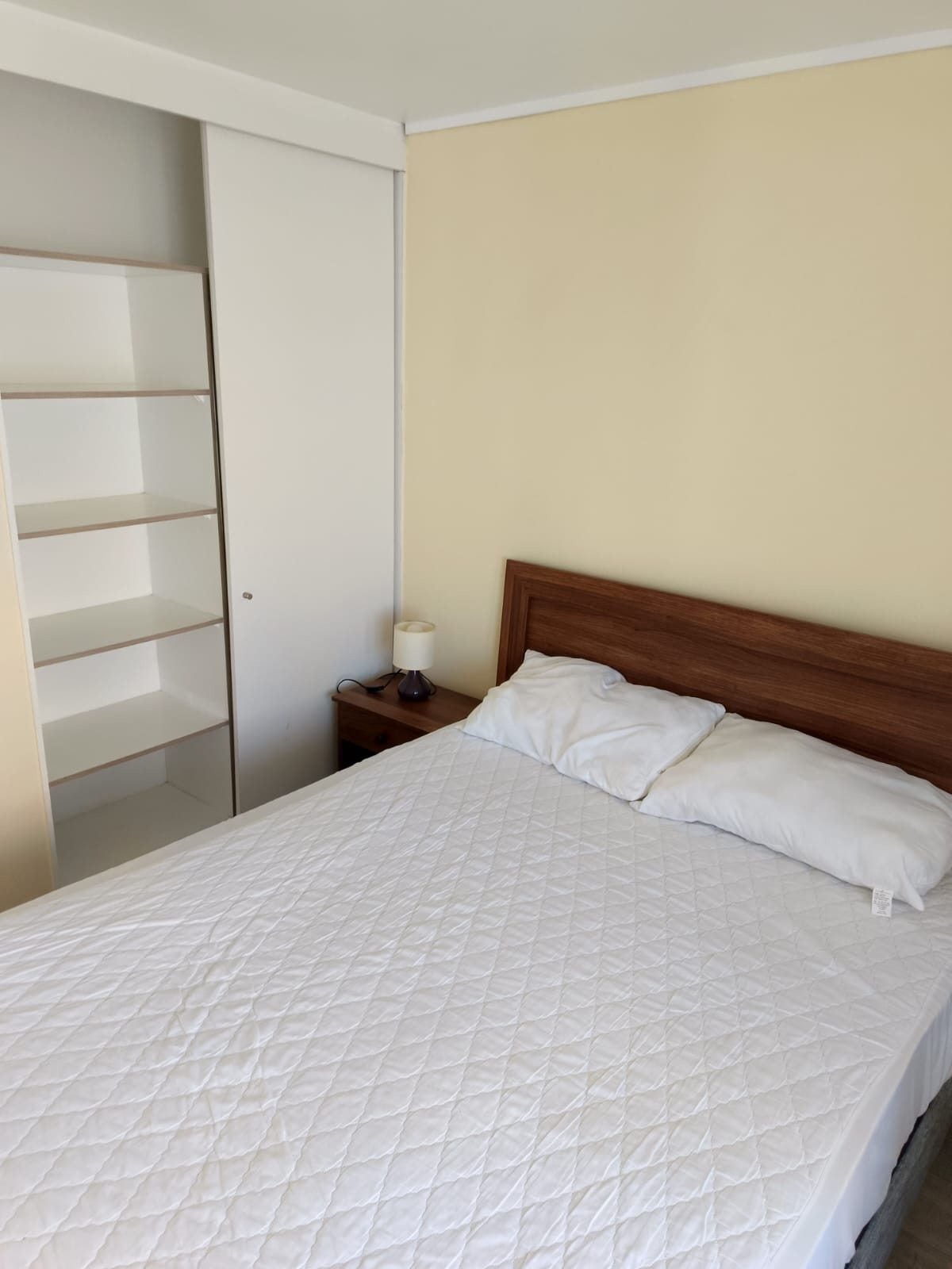 Dormitorio principal con cama matrimonial