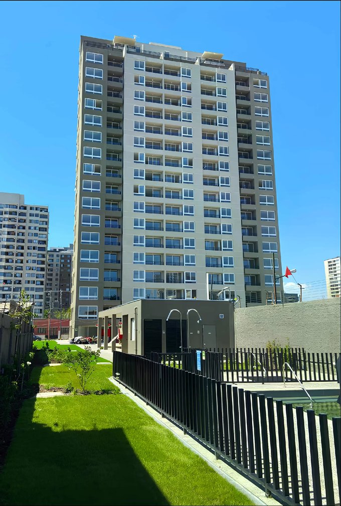 Vista de piscina hacia edificio